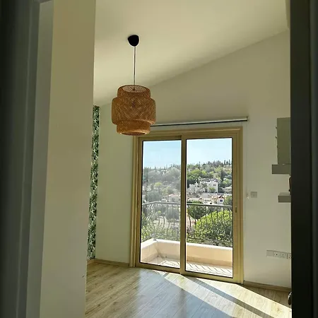 Hermine Paphos Konia
