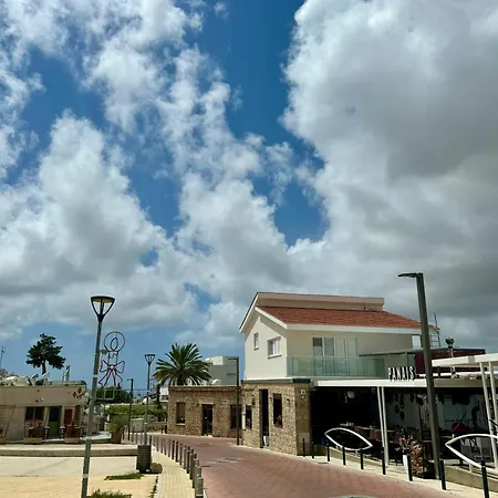 Hermine Paphos Konia